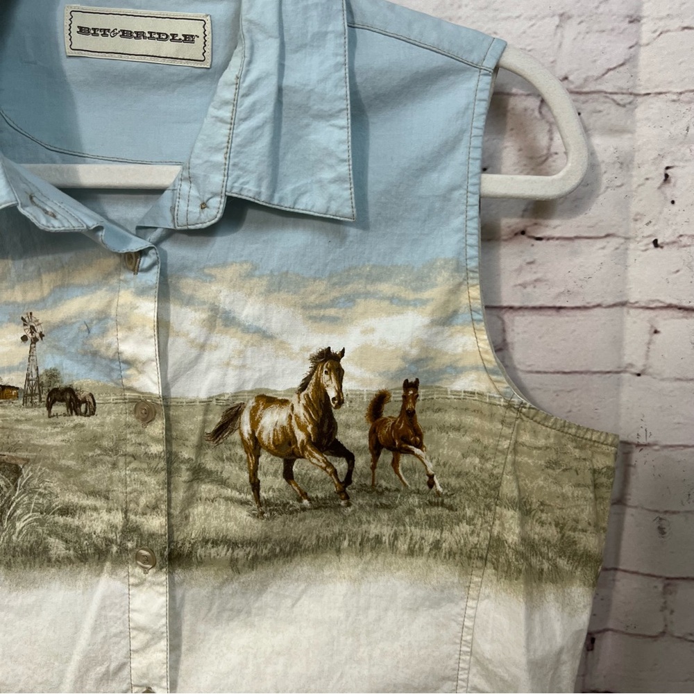 Bit & Bridle Women Size Large Sleeveless Western Button Shirt Horses Barn Scene - Picture 2 of 12
